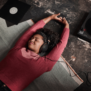 Lifestyle Image of Open-back Headphone HD 505 Copper Edition