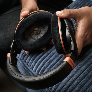 Lifestyle Image of Open-back Headphone HD 505 Copper Edition