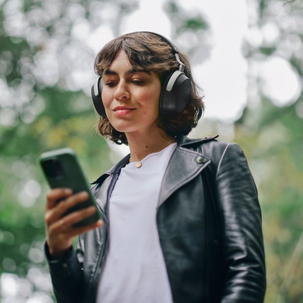 Model using the new wireless audiophile headphones HDB 630