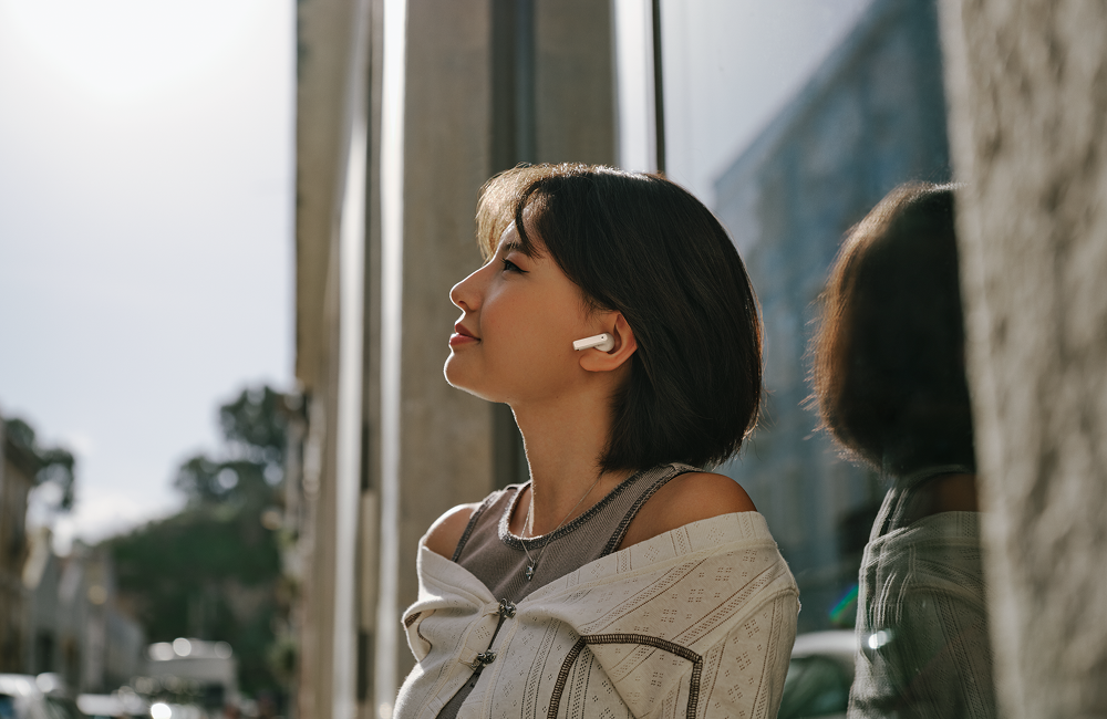 Woman wearing ACCENTUM Open in creme color variant